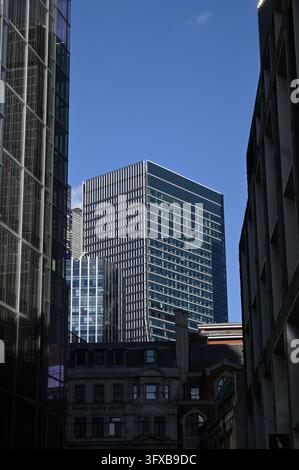 Torri per uffici visti attraverso una fessura tra edifici in vetro, City of London, Regno Unito, 5 settembre 2026 Foto Stock