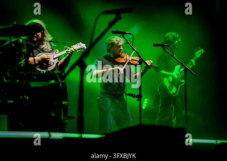 Elephant Sessions in concerto dal vivo presso l'Usher Hall, Edimburgo, Scozia, Regno Unito, con violino e mandolino sotto luci colorate del palco Foto Stock
