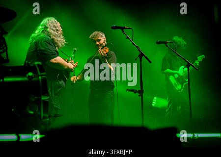 Elephant Sessions in concerto dal vivo presso l'Usher Hall, Edimburgo, Scozia, Regno Unito, con violino e mandolino sotto luci colorate del palco Foto Stock