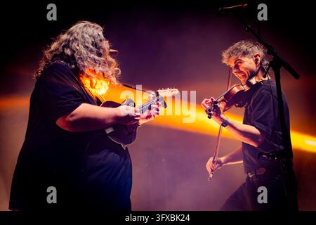 Elephant Sessions in concerto dal vivo presso l'Usher Hall, Edimburgo, Scozia, Regno Unito, con violino e mandolino sotto luci colorate del palco Foto Stock