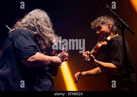 Elephant Sessions in concerto dal vivo presso l'Usher Hall, Edimburgo, Scozia, Regno Unito, con violino e mandolino sotto luci colorate del palco Foto Stock
