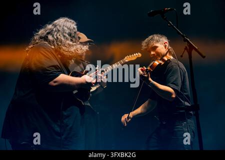 Elephant Sessions in concerto dal vivo presso l'Usher Hall, Edimburgo, Scozia, Regno Unito, con violino e mandolino sotto luci colorate del palco Foto Stock