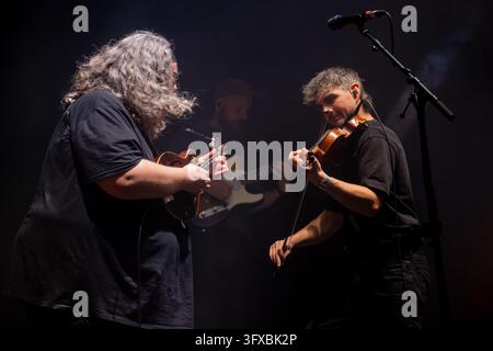 Elephant Sessions in concerto dal vivo presso l'Usher Hall, Edimburgo, Scozia, Regno Unito, con violino e mandolino sotto luci colorate del palco Foto Stock