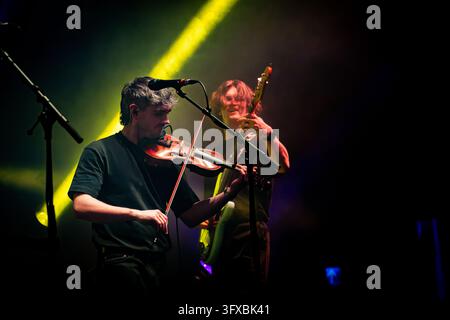 Elephant Sessions in concerto dal vivo presso l'Usher Hall, Edimburgo, Scozia, Regno Unito, con violino e mandolino sotto luci colorate del palco Foto Stock