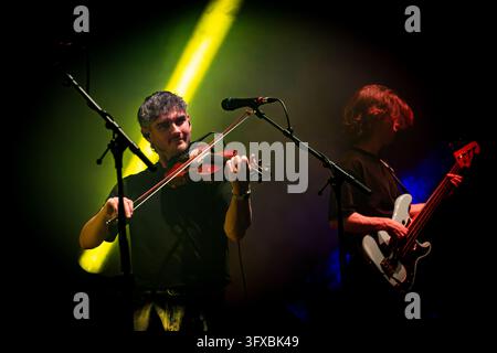 Elephant Sessions in concerto dal vivo presso l'Usher Hall, Edimburgo, Scozia, Regno Unito, con violino e mandolino sotto luci colorate del palco Foto Stock