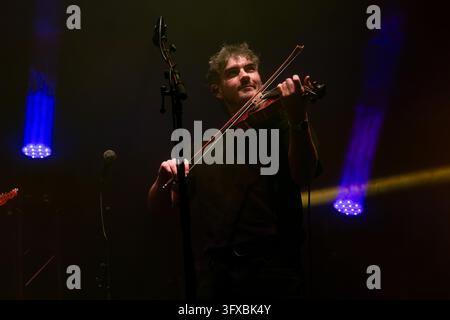 Elephant Sessions in concerto dal vivo presso l'Usher Hall, Edimburgo, Scozia, Regno Unito, con violino e mandolino sotto luci colorate del palco Foto Stock