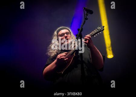 Elephant Sessions in concerto dal vivo presso l'Usher Hall, Edimburgo, Scozia, Regno Unito, con violino e mandolino sotto luci colorate del palco Foto Stock