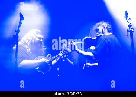 Elephant Sessions in concerto dal vivo presso l'Usher Hall, Edimburgo, Scozia, Regno Unito, con violino e mandolino sotto luci colorate del palco Foto Stock