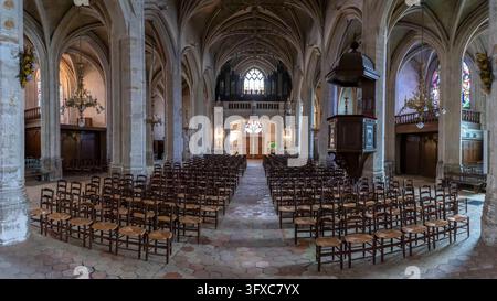 Mortagne-Au-Perche, Francia - 10 09 2026: Chiesa della Madeleine. Vista panoramica della navata, dell'altare, della predica, del portale d'ingresso principale e delle canne dell'organo Foto Stock