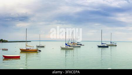 Barche sul lago Balaton in Ungheria Foto Stock