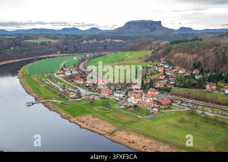 Una vista magnifica del fiume Elba, della città fluviale di Rathen e dell'ampio altopiano di Lilienstein vista dal punto panoramico della scogliera di Bastei Foto Stock