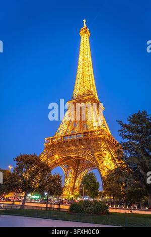 Parigi. Iconica torre Eiffel, famoso punto di riferimento di Parigi, vista serale. Capitale della Francia Foto Stock