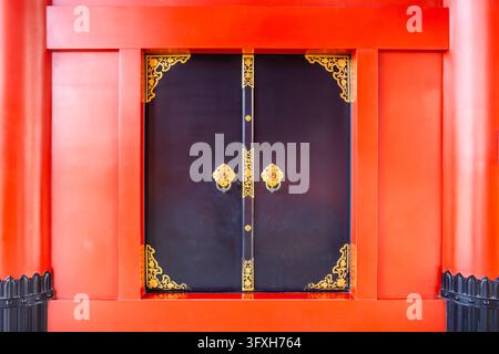 Porta nera in stile giapponese arancione-rosso nel tempio Sensoji Asakusa, Tokyo, Giappone Foto Stock