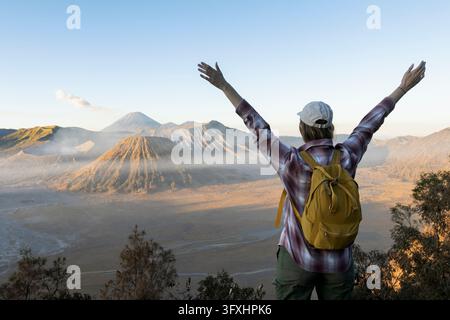 I viaggiatori si rilassano e godono del paesaggio mattutino sul Monte Bromo. Situato a Bromo, Tengger, nel Parco Nazionale di Semeru, Giava Orientale, Indonesia. Foto Stock