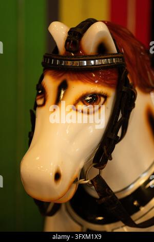Giocattolo testa di cavallo di carosello vintage, primo piano dettaglio Foto Stock