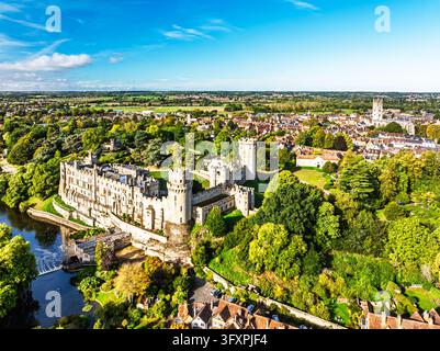 Autunno sul castello di Warwick e sul fiume Avon visto da un drone, Warwickshire, Regno Unito Foto Stock