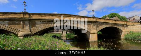 Il ponte stradale di Telford sul fiume Wansbeck, città di Morpeth, Northumberland, Inghilterra, Regno Unito Foto Stock