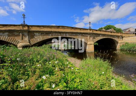 Il ponte stradale di Telford sul fiume Wansbeck, città di Morpeth, Northumberland, Inghilterra, Regno Unito Foto Stock