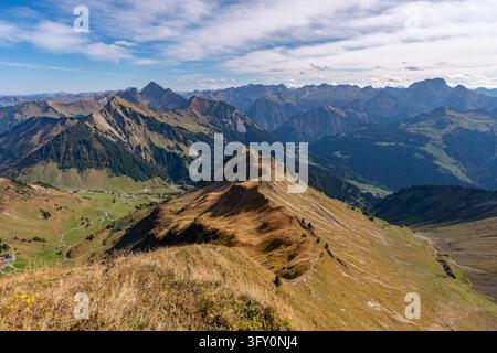 Panorami alpini mozzafiato catturano le tonalità autunnali nitide durante un'escursione serena su una montagna attraverso gli splendidi paesaggi del Vorarlberg Foto Stock