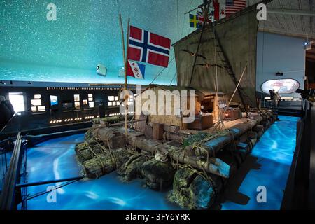 Il floscio Kon-Tiki in mostra al museo Kon-Tiki di Oslo, Norvegia, con il suo riparo di paglia, bandiere, corde e l'ambiente espositivo. Foto Stock