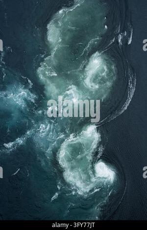 Acqua vorticosa del mulinello di Saltstraumen, Nordland, Norvegia Foto Stock