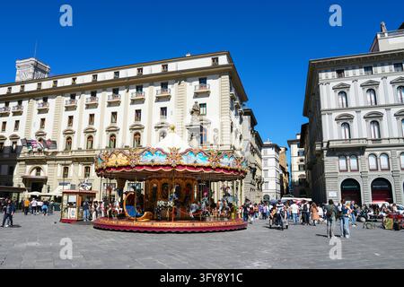 Firenze, Italia - 16 maggio 2025: Carosello vintage in Piazza della Repubblica con il negozio Rinascente e gli edifici storici Foto Stock