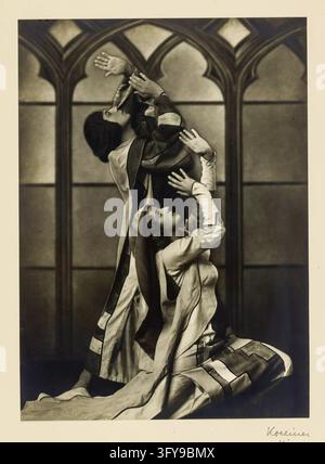Finestra di chiesa, Otto Werberg e Lilly Calderon, Grete Kolliner (1892–1933), Fotografo, fotografie, intorno al 1930, carta gelatina d'argento, dimensioni dell'immagine 22,9 × 16,5 cm, passepartout 36,6 × 27,9 cm, Danza, Belle Arti, femminile, ballerina, danzare, donna, Vienna Austria Collezione del Gabinetto, Due interpreti in costume alzano le braccia in una posa drammatica all'interno di una stanza con alte arcate Foto Stock