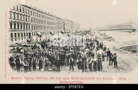 3° Distretto, Erdberger Lände - Posizione di una tubazione del gas da 1200 mm per la nuova centrale di gas del comune di Vienna, cartolina, Carl (Karl) Ledermann Jr., produttore, cartoline illustrate, intorno al 1898, collotipia, approvvigionamento, costruzione, Danubio, operai, 3° Distretto: Landstraße, canali, acque (in città), la casa o la fila di case abituale, strada, con persone, Collezioni Kabinett di Vienna Austria, Un grande gruppo di operai si trova con attrezzi e carri su un cantiere costiero accanto a una fila di edifici a più piani e un Foto Stock