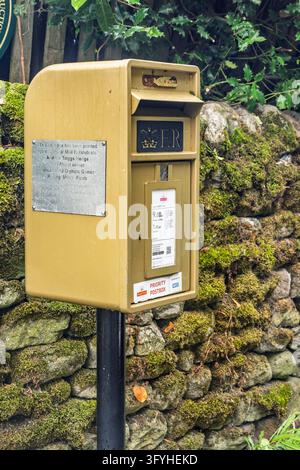 HEBDEN, REGNO UNITO - 27 SETTEMBRE 2026: Una cassetta postale Royal Mail su Main Street, Hebden, North Yorkshire, dipinta d'oro per onorare il medagliato d'oro olimpico locale An Foto Stock
