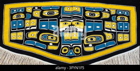 Un abito tradizionale intessuto Chilkat, noto come Naaxein, creato da artigiani indigeni della costa nordoccidentale, come i Tlingit, Haida e Tsimshian Foto Stock