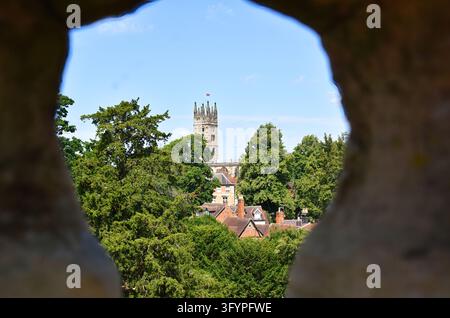Chiesa vista attraverso le mura del castello Foto Stock