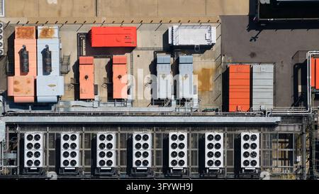 Vista aerea dall'alto dell'infrastruttura del data center con unità di raffreddamento HVAC, macchinari industriali, apparecchiature di ventilazione e alimentazione di emergenza Foto Stock