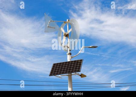Un palo intelligente ibrido solare-eolico della marca Airsynergy con lampada stradale a LED. L'array è composto da turbina eolica e array di pannelli solari Foto Stock