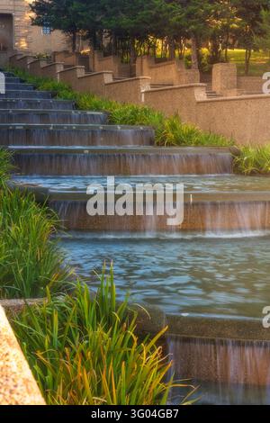 Vista della fontana a cascata nel Meridian Hill Park con gradini in pietra e vegetazione lussureggiante a Washington, District of Columbia, Stati Uniti. Foto Stock