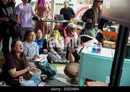 Chicago, Stati Uniti. 29 ott., 2026. Nora McConnell-Johnson, a destra, proprietaria di Babe's Sports Bar, reagisce guardando la partita 6 delle Finali della Women's National Basketball Association (WNBA) al bar nel quartiere di Logan Square a Chicago il 29 ottobre 2026. I clienti si sono radunati nel locale per assistere alla partita decisiva mentre le Finali della WNBA raggiungevano la penultima fase. (Foto di Eileen T. Meslar/Chicago Tribune/TNS/Sipa USA) Credit: Sipa USA/Alamy Live News Foto Stock