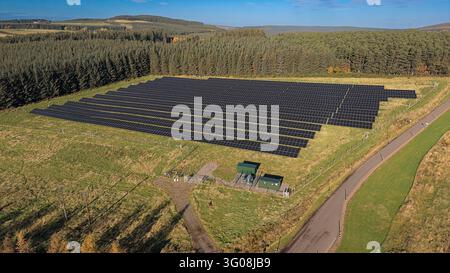 Macallan Estate l'array di pannelli solari montati a terra vicino a Craigellachie Moray in Scozia nell'autunno Foto Stock