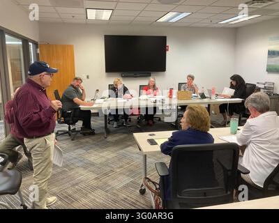 Eddie Seay, direttore organizzativo di Freedom Virginia e rappresentante della NAACP di Virginia Beach, parla in opposizione alla richiesta del Dipartimento di Giustizia degli Stati Uniti di collocare osservatori neutrali nei seggi elettorali di Virginia Beach durante una riunione del Consiglio Elettorale di Virginia Beach in una sala conferenze a Virginia Beach il 30 ottobre 2026. Seay si è rivolto ai membri del consiglio seduti a un lungo tavolo insieme ad altri partecipanti mentre il panel considerava la richiesta di supervisione federale prima del giorno delle elezioni. (Foto di Gavin Stone/The Virginian-Pilot/The Virginian-Pilot/TNS/Sipa USA) Foto Stock