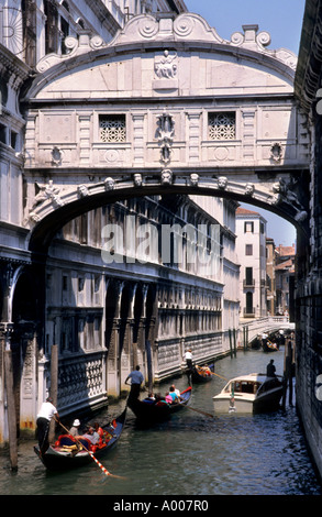 Italia Venezia Gondola gondoliere acqua Ponte dei Sospiri Ponte dei Sospiri Palazzo dei Dogi carceri Casanova Foto Stock