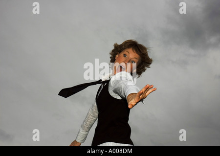 Giovane donna in abiti aziendali salti di gioia. Foto Stock