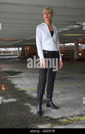 Attraente coppia business donna in vuoto parcheggio auto Foto Stock