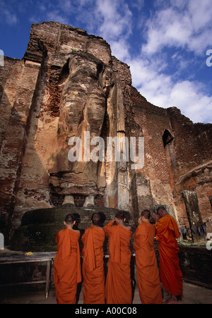 Sri Lanka, Polonnaruwa, Lankatilaka tempio, immagine del Buddha di casa, i monaci la preghiera Foto Stock