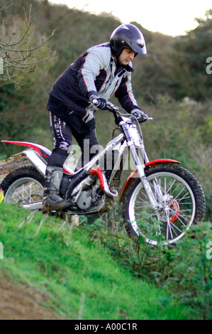 Prove di moto rider negoziando tricky la sezione del corso di specialista costruito Macchina / Moto Foto Stock