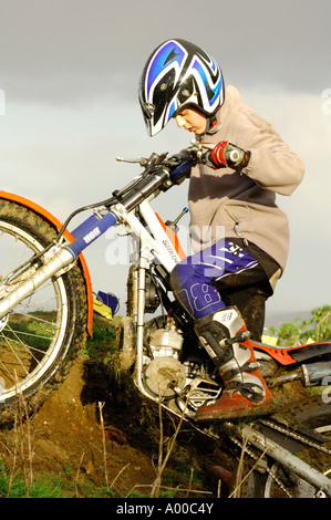 Prove di moto rider negoziando tricky la sezione del corso di specialista costruito Macchina / Moto Foto Stock