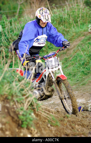 Prove di moto rider negoziando tricky la sezione del corso di specialista costruito Macchina / Moto Foto Stock