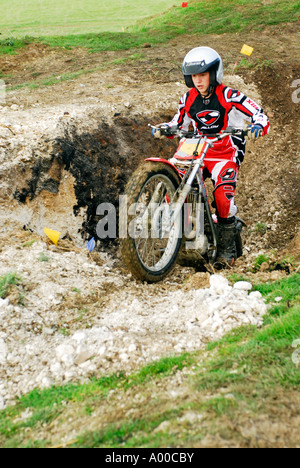 Prove di moto rider negoziando tricky la sezione del corso di specialista costruito Macchina / Moto Foto Stock