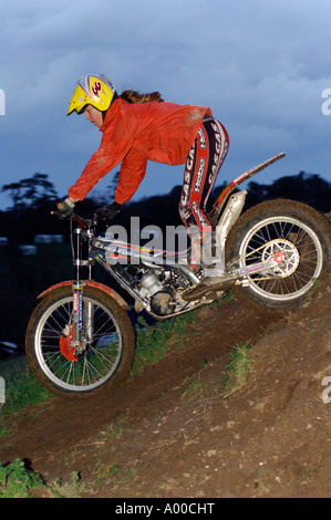 Prove di moto rider negoziando tricky la sezione del corso di specialista costruito Macchina / Moto Foto Stock