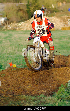 Prove di moto rider negoziando tricky la sezione del corso di specialista costruito Macchina / Moto Foto Stock