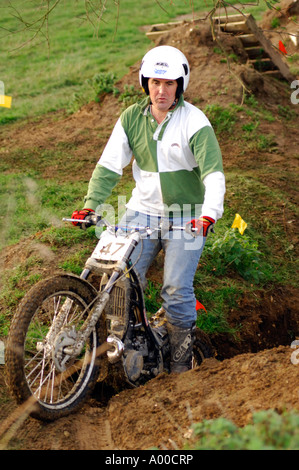 Prove di moto rider negoziando tricky la sezione del corso di specialista costruito Macchina / Moto Foto Stock