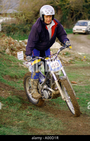 Prove di moto rider negoziando tricky la sezione del corso di specialista costruito Macchina / Moto Foto Stock