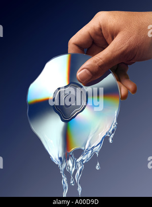 Disco cd di fusione in mano Foto Stock